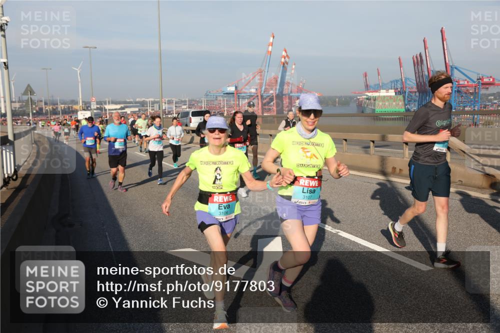 03.10.2025 - Köhlbrandbrückenlauf Yannick Fuchs http://msf.ph/oto/9177803 03.10.2025 08:49:10 Position 2 3106, 3107 meine-sportfotos.de