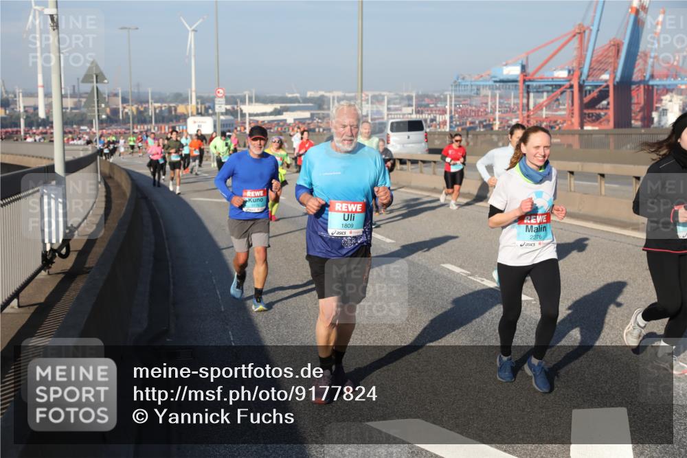 03.10.2025 - Köhlbrandbrückenlauf Yannick Fuchs http://msf.ph/oto/9177824 03.10.2025 08:49:12 Position 2 3176, 1809, 2276 meine-sportfotos.de