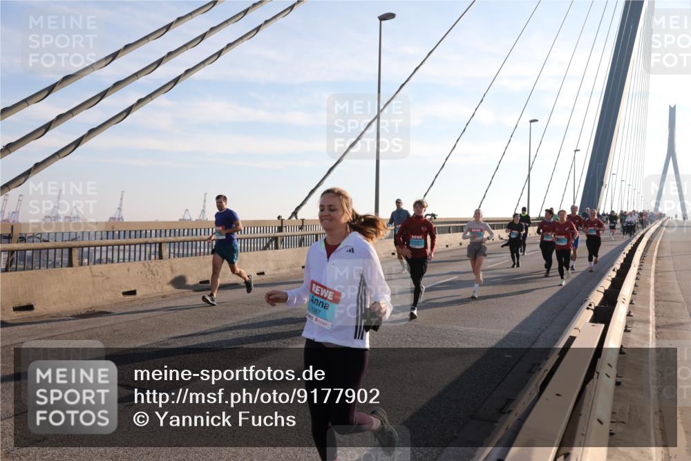 03.10.2025 - Köhlbrandbrückenlauf Yannick Fuchs http://msf.ph/oto/9177902 03.10.2025 08:29:58 Position 1 1387 meine-sportfotos.de
