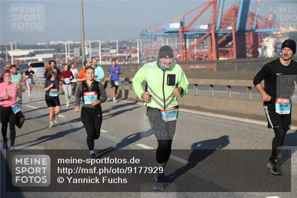 03.10.2025 - Köhlbrandbrückenlauf Yannick Fuchs http://msf.ph/oto/9177929 03.10.2025 08:49:22 Position 2 1821, 2724, 1877 meine-sportfotos.de