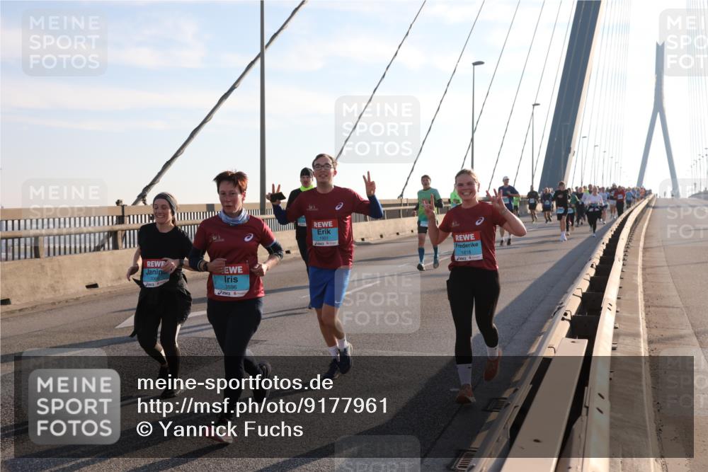 03.10.2025 - Köhlbrandbrückenlauf Yannick Fuchs http://msf.ph/oto/9177961 03.10.2025 08:30:02 Position 1 3596, 1901, 1818 meine-sportfotos.de