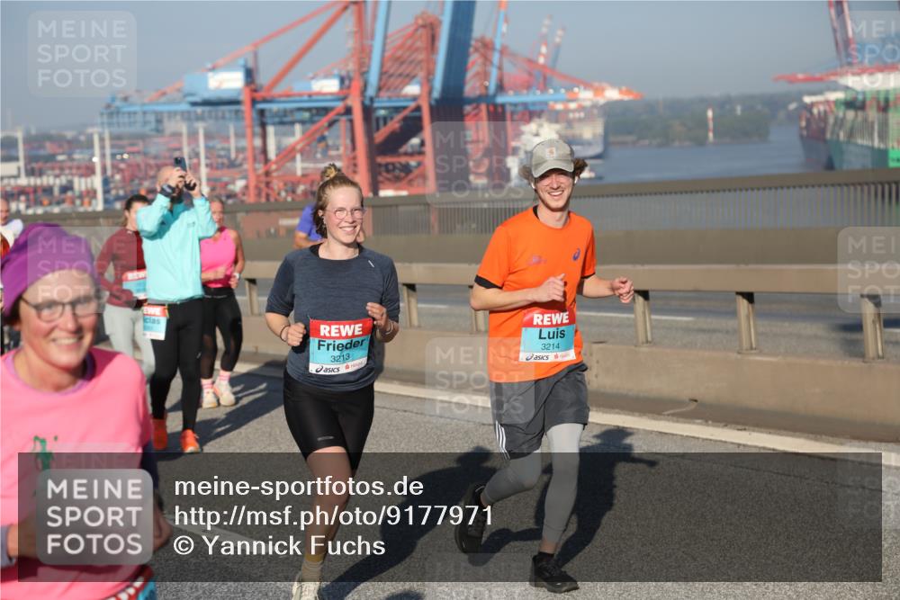 03.10.2025 - Köhlbrandbrückenlauf Yannick Fuchs http://msf.ph/oto/9177971 03.10.2025 08:49:27 Position 2 3213, 3214 meine-sportfotos.de