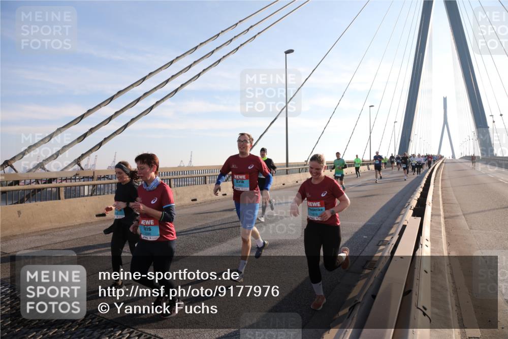 03.10.2025 - Köhlbrandbrückenlauf Yannick Fuchs http://msf.ph/oto/9177976 03.10.2025 08:30:03 Position 1 3596, 1901, 1818 meine-sportfotos.de
