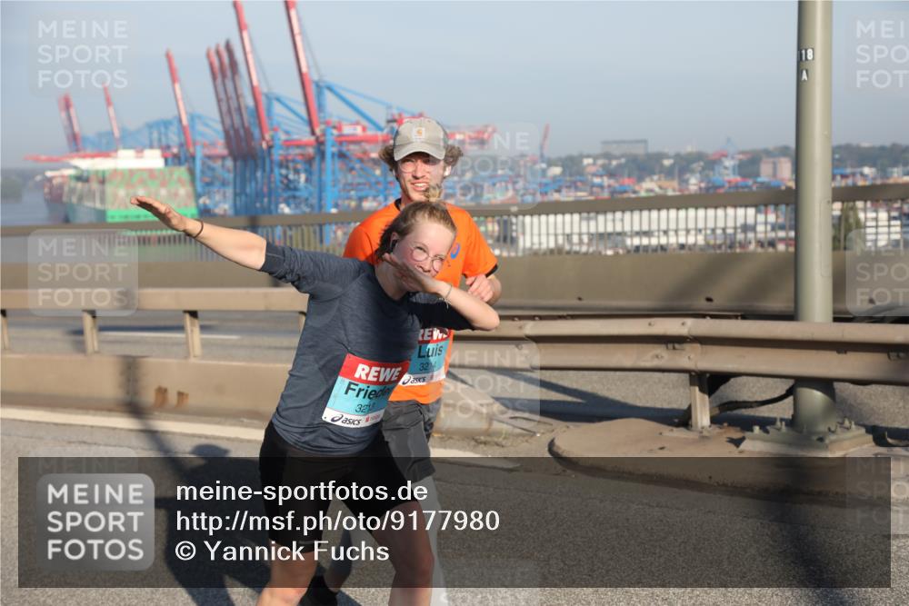 03.10.2025 - Köhlbrandbrückenlauf Yannick Fuchs http://msf.ph/oto/9177980 03.10.2025 08:49:28 Position 2 3213, 3214 meine-sportfotos.de