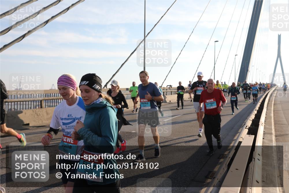 03.10.2025 - Köhlbrandbrückenlauf Yannick Fuchs http://msf.ph/oto/9178102 03.10.2025 08:30:14 Position 1 41, 29, 2012, 1640, 2953 meine-sportfotos.de