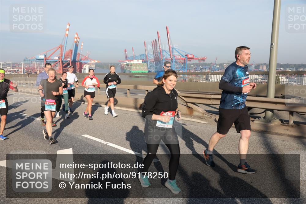 03.10.2025 - Köhlbrandbrückenlauf Yannick Fuchs http://msf.ph/oto/9178250 03.10.2025 08:49:49 Position 2 18 meine-sportfotos.de