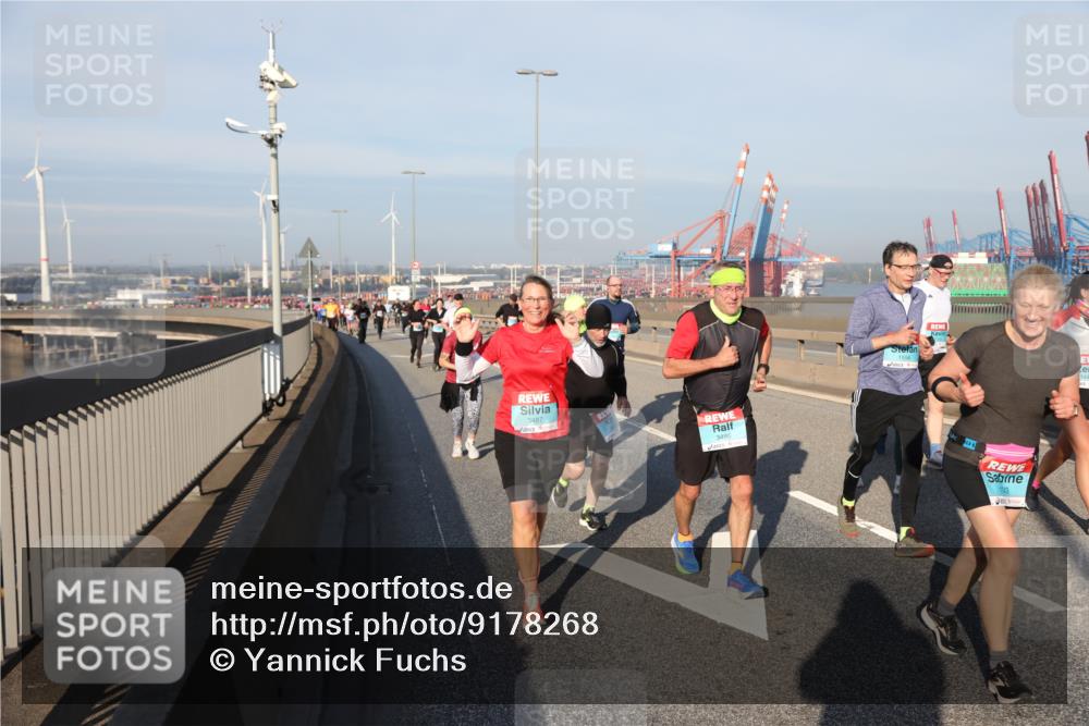 03.10.2025 - Köhlbrandbrückenlauf Yannick Fuchs http://msf.ph/oto/9178268 03.10.2025 08:49:50 Position 2 3487, 3486, 1743 meine-sportfotos.de