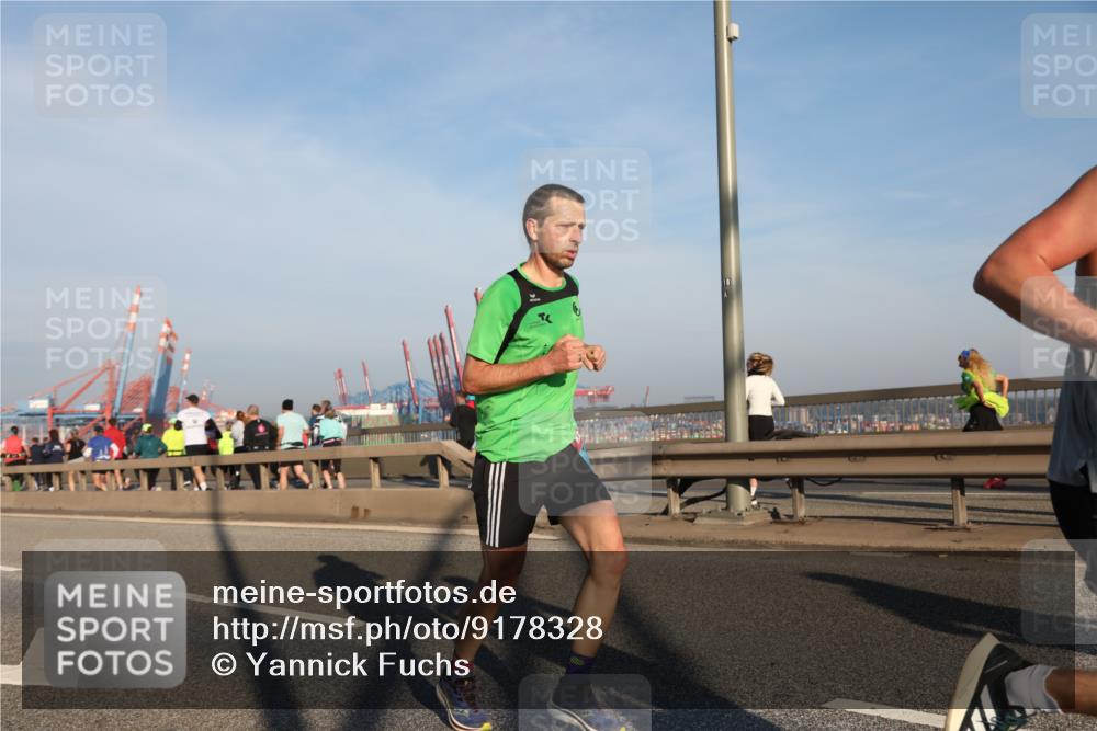 03.10.2025 - Köhlbrandbrückenlauf Yannick Fuchs http://msf.ph/oto/9178328 03.10.2025 08:30:49 Position 1 18 meine-sportfotos.de