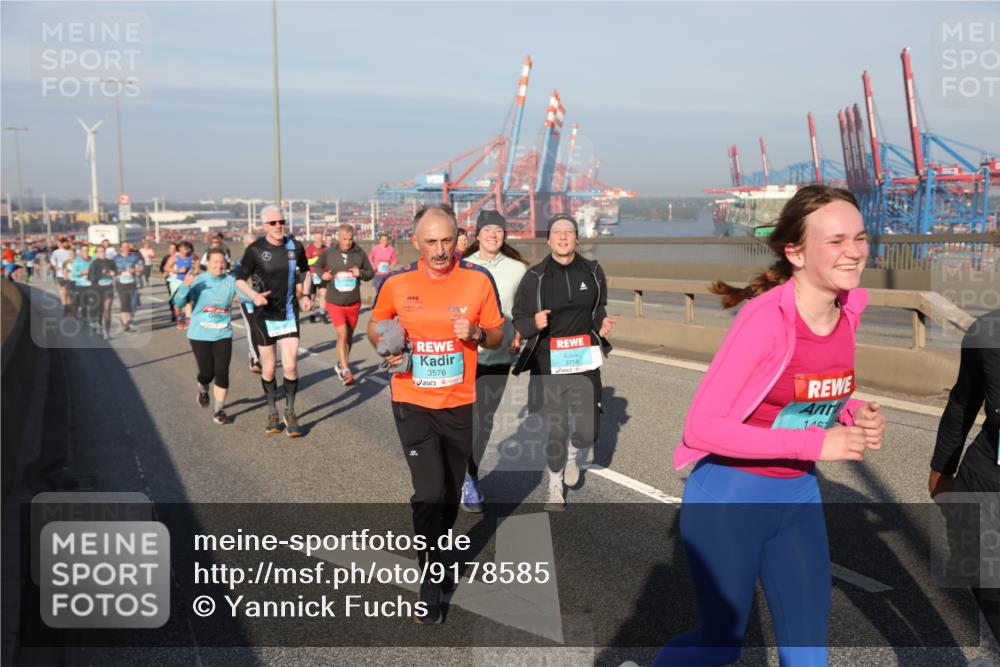 03.10.2025 - Köhlbrandbrückenlauf Yannick Fuchs http://msf.ph/oto/9178585 03.10.2025 08:50:23 Position 2 3576, 3758, 116 meine-sportfotos.de
