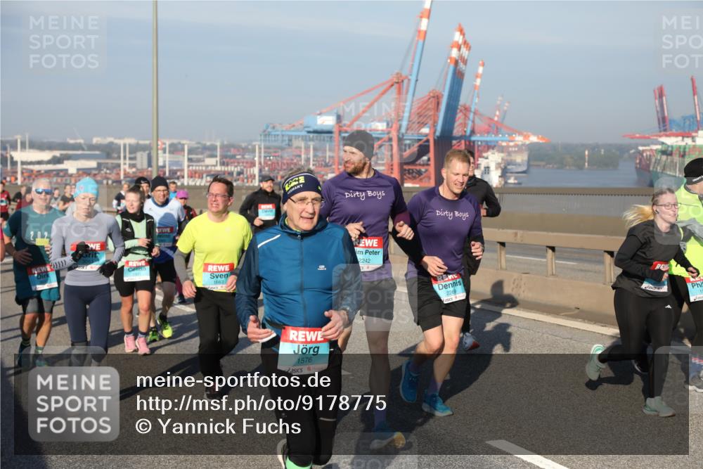 03.10.2025 - Köhlbrandbrückenlauf Yannick Fuchs http://msf.ph/oto/9178775 03.10.2025 08:50:44 Position 2 3051, 1663, 1576, 2242, 2269 meine-sportfotos.de