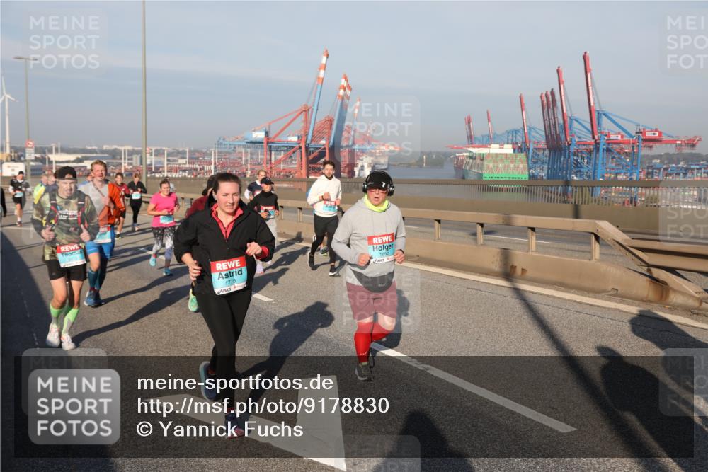 03.10.2025 - Köhlbrandbrückenlauf Yannick Fuchs http://msf.ph/oto/9178830 03.10.2025 08:50:50 Position 2 2413, 1778, 1692 meine-sportfotos.de