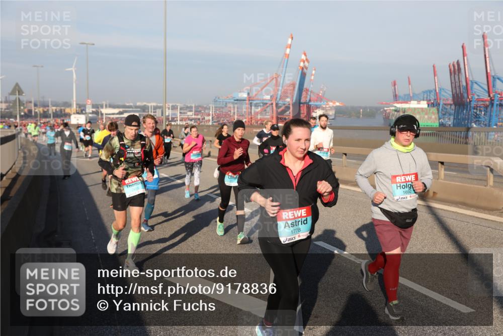 03.10.2025 - Köhlbrandbrückenlauf Yannick Fuchs http://msf.ph/oto/9178836 03.10.2025 08:50:51 Position 2 2413, 1778, 1692 meine-sportfotos.de