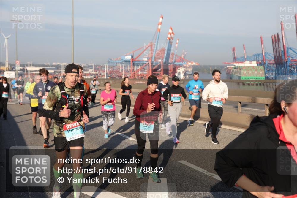 03.10.2025 - Köhlbrandbrückenlauf Yannick Fuchs http://msf.ph/oto/9178842 03.10.2025 08:50:52 Position 2 2413, 2124, 2284 meine-sportfotos.de