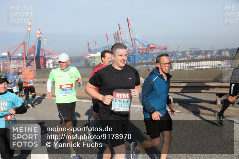 03.10.2025 - Köhlbrandbrückenlauf Yannick Fuchs http://msf.ph/oto/9178970 03.10.2025 08:51:19 Position 2 1903, 3265, 1310 meine-sportfotos.de