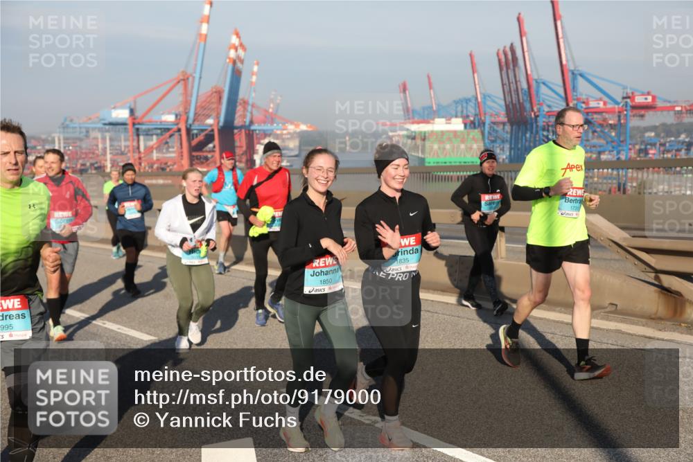 03.10.2025 - Köhlbrandbrückenlauf Yannick Fuchs http://msf.ph/oto/9179000 03.10.2025 08:51:24 Position 2 995, 1850, 1835, 1731 meine-sportfotos.de