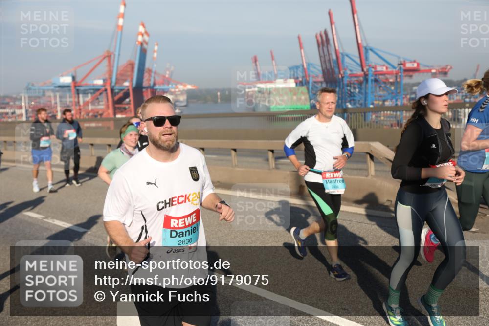 03.10.2025 - Köhlbrandbrückenlauf Yannick Fuchs http://msf.ph/oto/9179075 03.10.2025 08:51:32 Position 2 111, 24, 2836, 2404 meine-sportfotos.de
