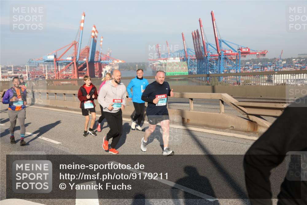 03.10.2025 - Köhlbrandbrückenlauf Yannick Fuchs http://msf.ph/oto/9179211 03.10.2025 08:51:48 Position 2 2460, 2424 meine-sportfotos.de