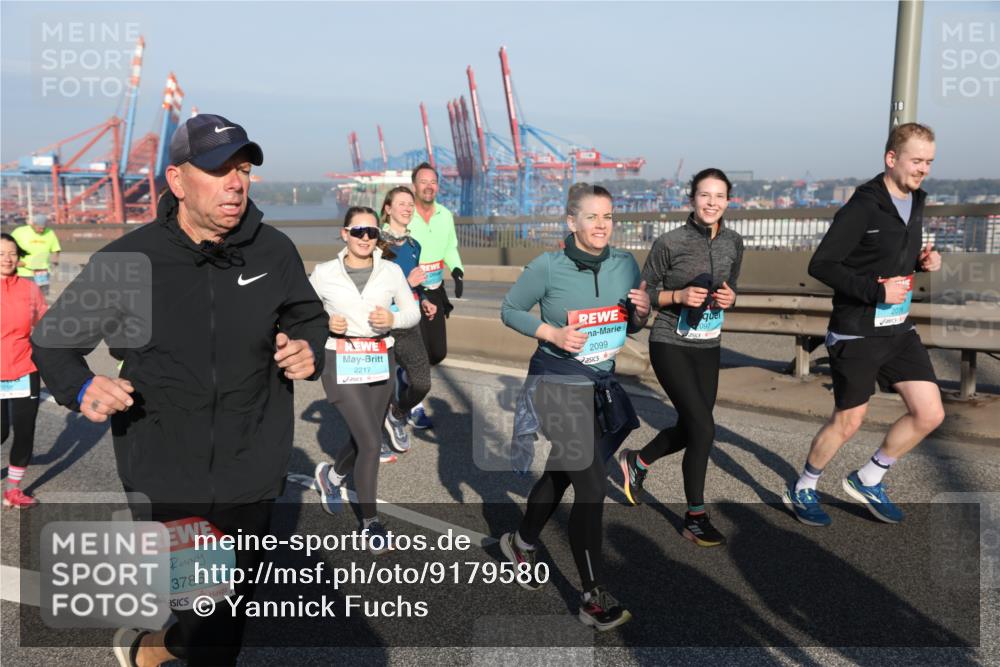 03.10.2025 - Köhlbrandbrückenlauf Yannick Fuchs http://msf.ph/oto/9179580 03.10.2025 08:52:35 Position 2 3786, 2217, 2099 meine-sportfotos.de