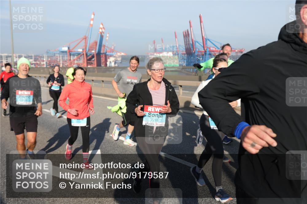 03.10.2025 - Köhlbrandbrückenlauf Yannick Fuchs http://msf.ph/oto/9179587 03.10.2025 08:52:35 Position 2 2309, 2918, 2218 meine-sportfotos.de