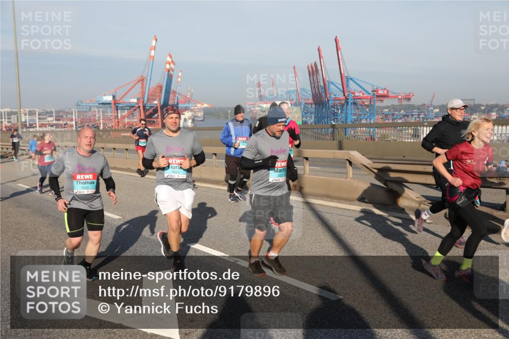 03.10.2025 - Köhlbrandbrückenlauf Yannick Fuchs http://msf.ph/oto/9179896 03.10.2025 08:53:14 Position 2 3022, 3024, 3027 meine-sportfotos.de