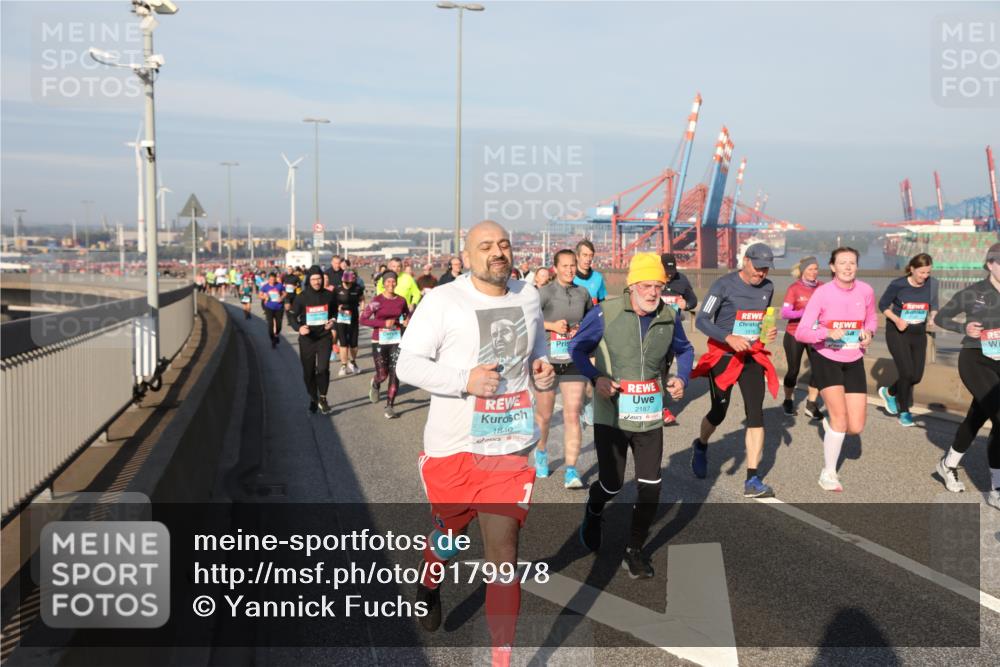 03.10.2025 - Köhlbrandbrückenlauf Yannick Fuchs http://msf.ph/oto/9179978 03.10.2025 08:53:25 Position 2 1840, 2187, 1976 meine-sportfotos.de