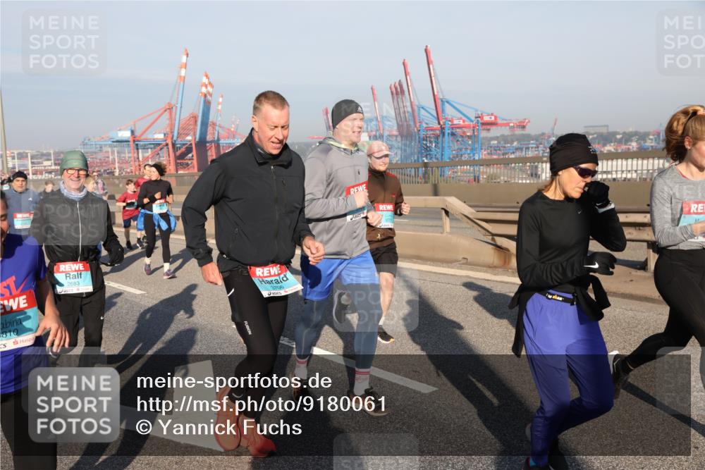 03.10.2025 - Köhlbrandbrückenlauf Yannick Fuchs http://msf.ph/oto/9180061 03.10.2025 08:53:34 Position 2 810, 2683, 3706, 3777 meine-sportfotos.de