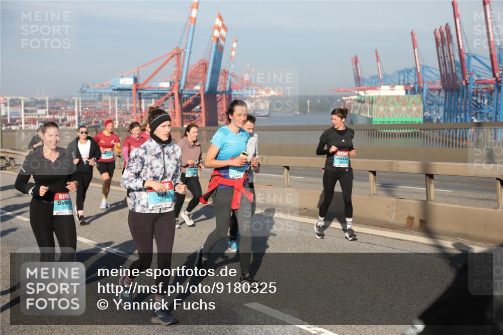 03.10.2025 - Köhlbrandbrückenlauf Yannick Fuchs http://msf.ph/oto/9180325 03.10.2025 08:54:18 Position 2 2303, 1697 meine-sportfotos.de