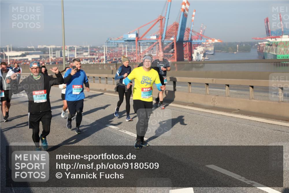 03.10.2025 - Köhlbrandbrückenlauf Yannick Fuchs http://msf.ph/oto/9180509 03.10.2025 08:54:50 Position 2 3455, 3163, 3279 meine-sportfotos.de
