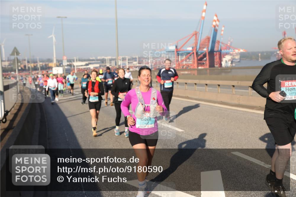 03.10.2025 - Köhlbrandbrückenlauf Yannick Fuchs http://msf.ph/oto/9180590 03.10.2025 08:55:00 Position 2 263, 2873 meine-sportfotos.de