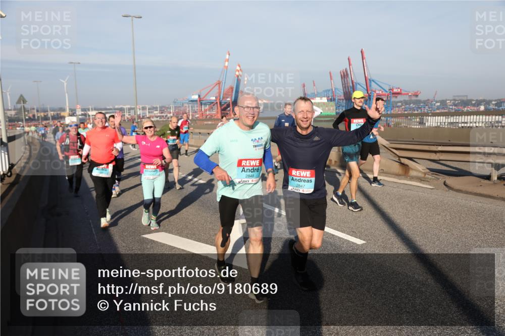 03.10.2025 - Köhlbrandbrückenlauf Yannick Fuchs http://msf.ph/oto/9180689 03.10.2025 08:55:12 Position 2 1436, 20, 24, 2848, 2847 meine-sportfotos.de