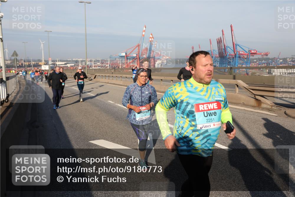 03.10.2025 - Köhlbrandbrückenlauf Yannick Fuchs http://msf.ph/oto/9180773 03.10.2025 08:55:19 Position 2 2774, 2251 meine-sportfotos.de