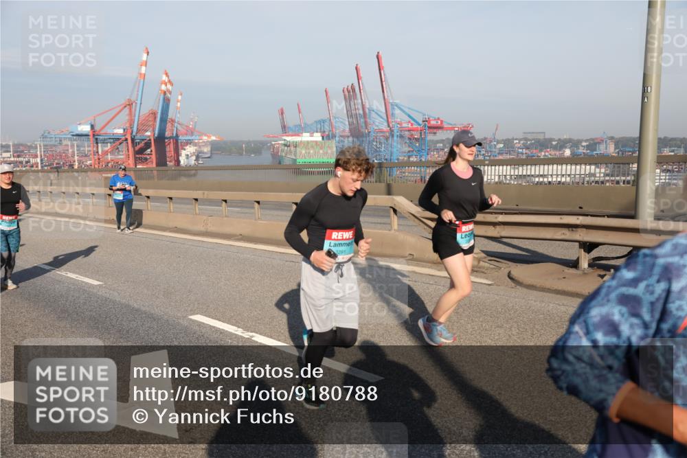 03.10.2025 - Köhlbrandbrückenlauf Yannick Fuchs http://msf.ph/oto/9180788 03.10.2025 08:55:20 Position 2 3291, 18 meine-sportfotos.de