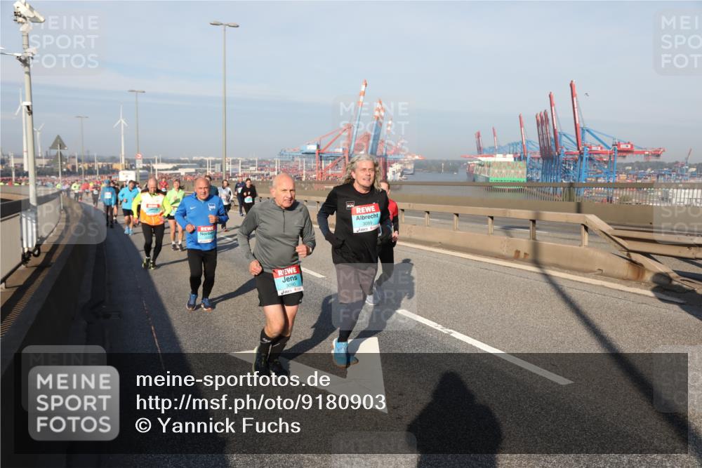 03.10.2025 - Köhlbrandbrückenlauf Yannick Fuchs http://msf.ph/oto/9180903 03.10.2025 08:55:36 Position 2 3090, 3089 meine-sportfotos.de