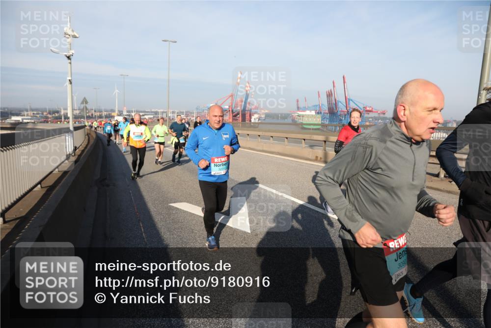 03.10.2025 - Köhlbrandbrückenlauf Yannick Fuchs http://msf.ph/oto/9180916 03.10.2025 08:55:37 Position 2 3231, 3090 meine-sportfotos.de