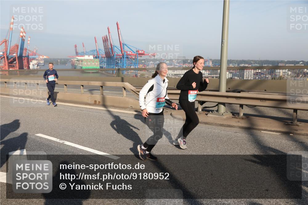 03.10.2025 - Köhlbrandbrückenlauf Yannick Fuchs http://msf.ph/oto/9180952 03.10.2025 08:55:43 Position 2 22, 236, 118 meine-sportfotos.de