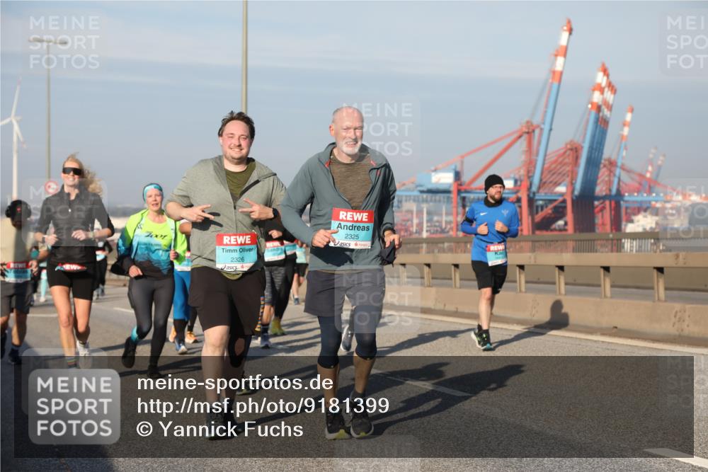 03.10.2025 - Köhlbrandbrückenlauf Yannick Fuchs http://msf.ph/oto/9181399 03.10.2025 08:56:49 Position 2 1001, 2326, 2325 meine-sportfotos.de