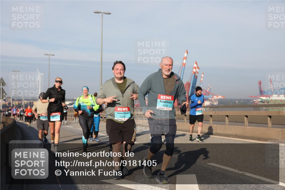 03.10.2025 - Köhlbrandbrückenlauf Yannick Fuchs http://msf.ph/oto/9181405 03.10.2025 08:56:50 Position 2 7001, 2326, 2325 meine-sportfotos.de