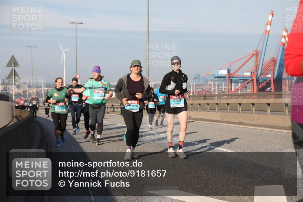 03.10.2025 - Köhlbrandbrückenlauf Yannick Fuchs http://msf.ph/oto/9181657 03.10.2025 08:57:38 Position 2 83, 1969, 1970 meine-sportfotos.de