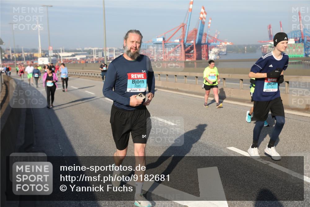 03.10.2025 - Köhlbrandbrückenlauf Yannick Fuchs http://msf.ph/oto/9182681 03.10.2025 09:00:49 Position 2 2595, 2596 meine-sportfotos.de