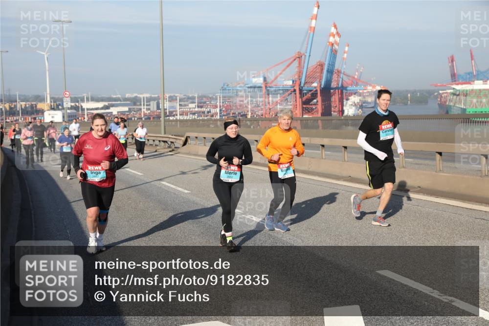 03.10.2025 - Köhlbrandbrückenlauf Yannick Fuchs http://msf.ph/oto/9182835 03.10.2025 09:01:30 Position 2 3552, 2667, 3553 meine-sportfotos.de