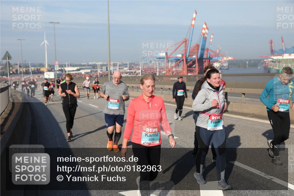 03.10.2025 - Köhlbrandbrückenlauf Yannick Fuchs http://msf.ph/oto/9182963 03.10.2025 09:01:53 Position 2 3225, 3442, 3438 meine-sportfotos.de