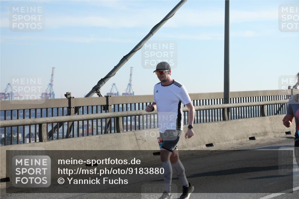 03.10.2025 - Köhlbrandbrückenlauf Yannick Fuchs http://msf.ph/oto/9183880 03.10.2025 08:31:17 Position 1  meine-sportfotos.de
