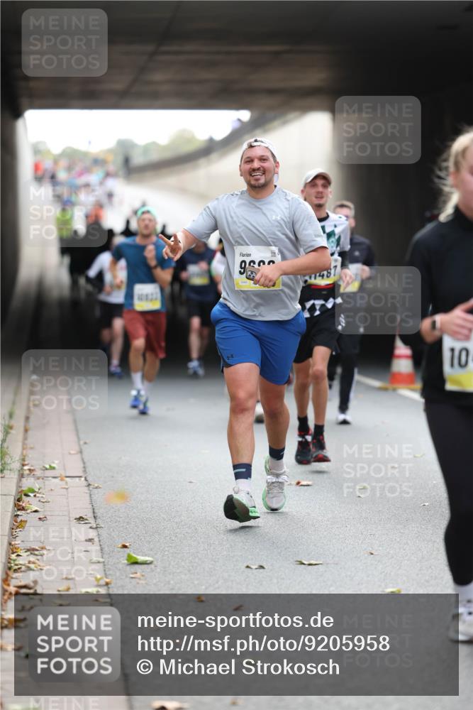 05.10.2025 - 20. swb-Marathon Bremen Michael Strokosch http://msf.ph/oto/9205958 05.10.2025 10:45:07 Laufen 02493, 10, 010 meine-sportfotos.de