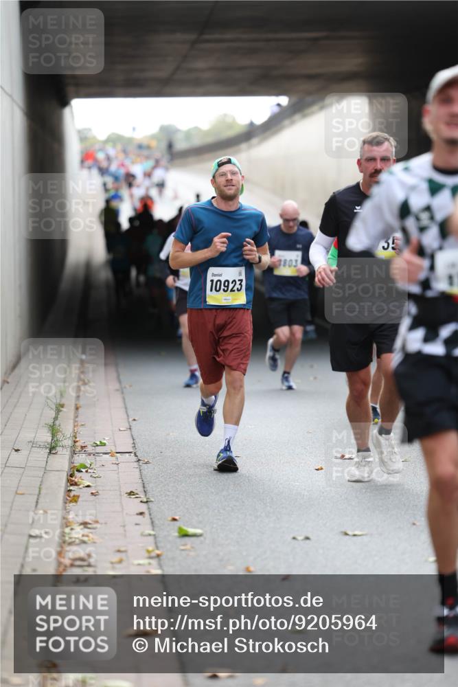 05.10.2025 - 20. swb-Marathon Bremen Michael Strokosch http://msf.ph/oto/9205964 05.10.2025 10:45:09 Laufen 10923, 7803, 35 meine-sportfotos.de