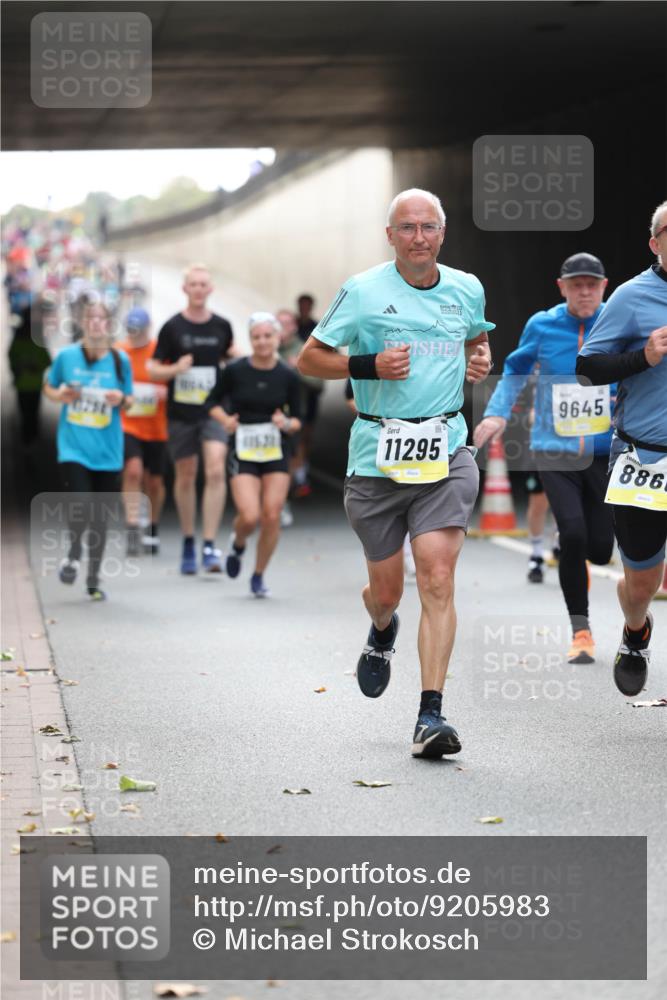 05.10.2025 - 20. swb-Marathon Bremen Michael Strokosch http://msf.ph/oto/9205983 05.10.2025 10:45:19 Laufen 20, 11295, 9645, 886 meine-sportfotos.de