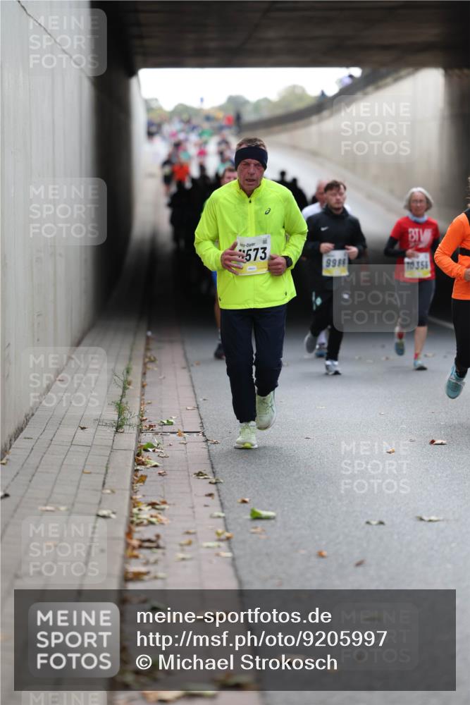 05.10.2025 - 20. swb-Marathon Bremen Michael Strokosch http://msf.ph/oto/9205997 05.10.2025 10:45:31 Laufen 573, 9986, 10356 meine-sportfotos.de
