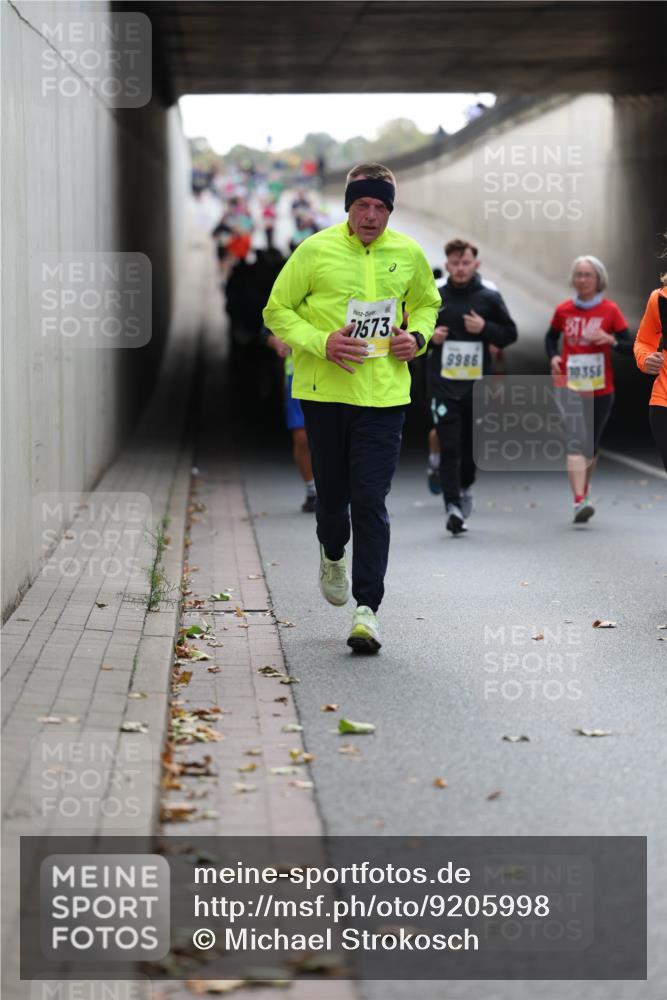 05.10.2025 - 20. swb-Marathon Bremen Michael Strokosch http://msf.ph/oto/9205998 05.10.2025 10:45:31 Laufen 1573, 9986, 10356 meine-sportfotos.de