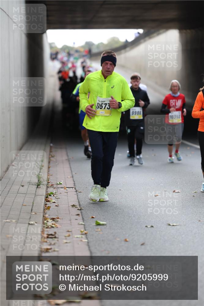 05.10.2025 - 20. swb-Marathon Bremen Michael Strokosch http://msf.ph/oto/9205999 05.10.2025 10:45:31 Laufen 11573, 9986, 10356 meine-sportfotos.de