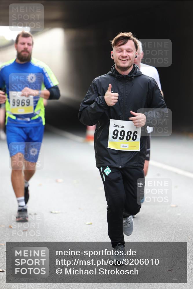 05.10.2025 - 20. swb-Marathon Bremen Michael Strokosch http://msf.ph/oto/9206010 05.10.2025 10:45:36 Laufen 9969, 9986 meine-sportfotos.de