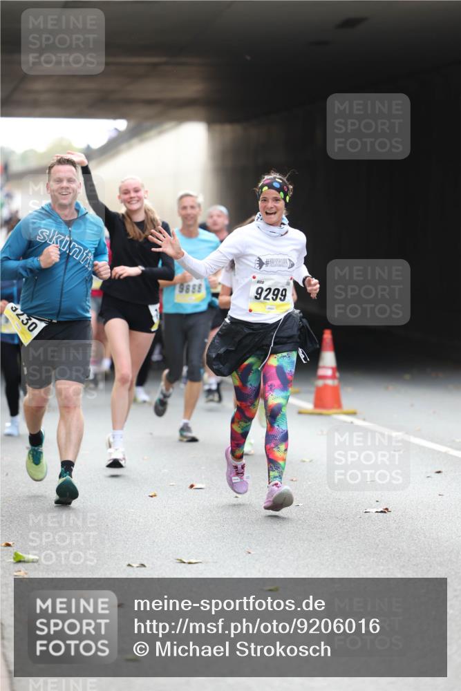 05.10.2025 - 20. swb-Marathon Bremen Michael Strokosch http://msf.ph/oto/9206016 05.10.2025 10:45:41 Laufen 230, 9888, 11, 9299 meine-sportfotos.de